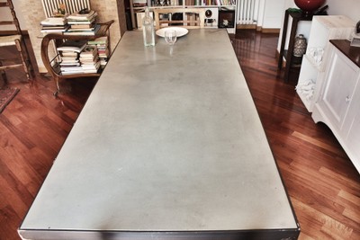 Tavolo in cemento e ferro